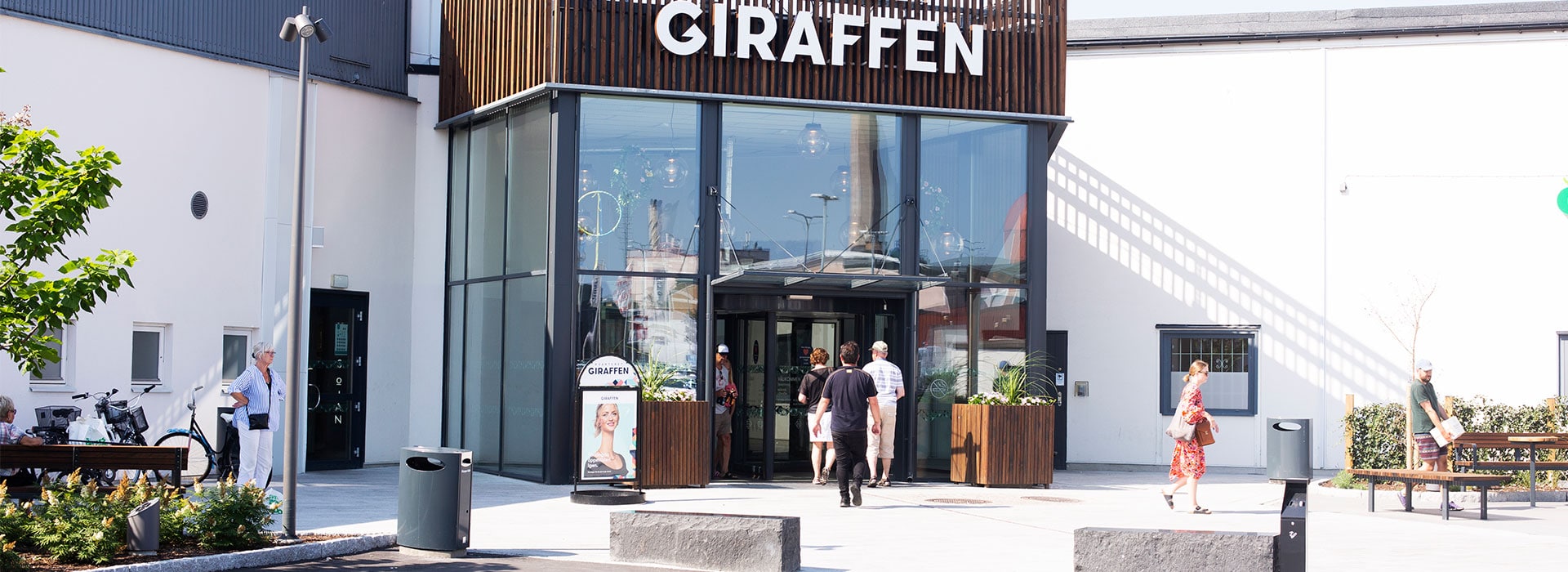 människor vid köpcentrum